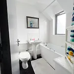 Well-equipped 4 Bedroom House Close To Centre * Leeds (West Yorkshire)