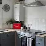 Well-equipped 4 Bedroom House Close To Centre *