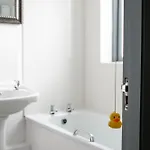 Well-equipped 4 Bedroom House Close To Centre