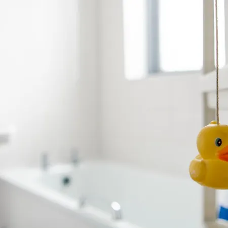 Well-equipped 4 Bedroom House Close To Centre * Leeds (West Yorkshire)