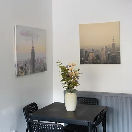 Well-equipped 4 Bedroom House Close To Centre Holiday home Leeds (West Yorkshire)