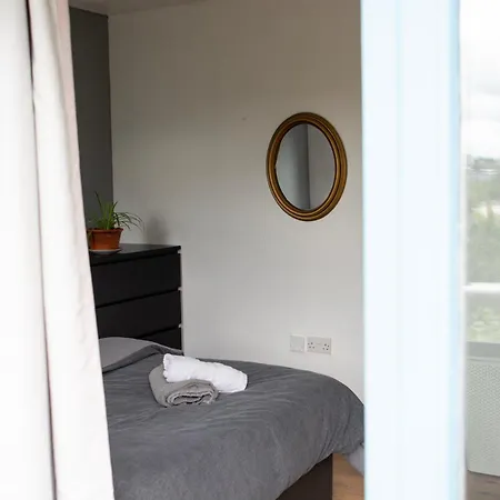 Well-equipped 4 Bedroom House Close To Centre *