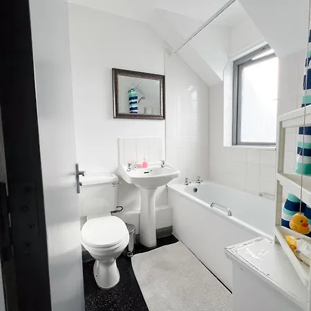 Well-equipped 4 Bedroom House Close To Centre * Leeds (West Yorkshire)