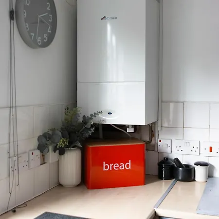 Well-equipped 4 Bedroom House Close To Centre