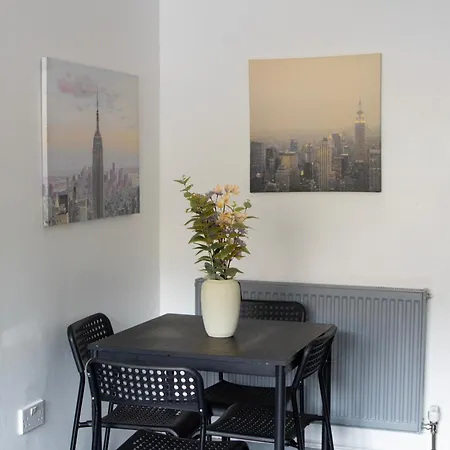 Well-equipped 4 Bedroom House Close To Centre Holiday home *