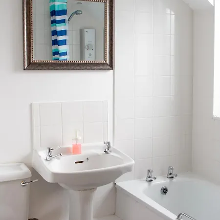 Well-equipped 4 Bedroom House Close To Centre Holiday home Leeds (West Yorkshire)