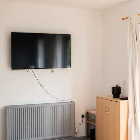 Well-equipped 4 Bedroom House Close To Centre *