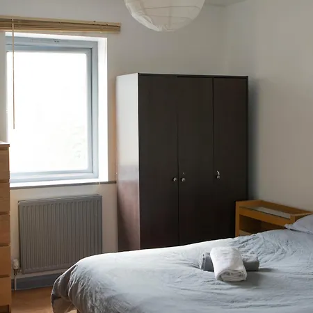Well-equipped 4 Bedroom House Close To Centre * Leeds (West Yorkshire)