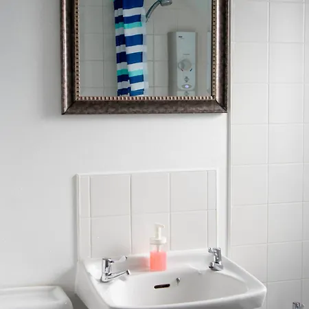 Holiday home Well-equipped 4 Bedroom House Close To Centre