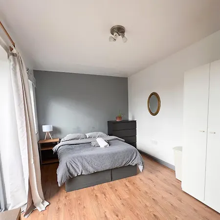 Holiday home Well-equipped 4 Bedroom House Close To Centre *