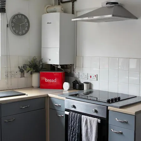 Well-equipped 4 Bedroom House Close To Centre *