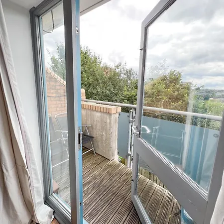 Well-equipped 4 Bedroom House Close To Centre * Leeds (West Yorkshire)