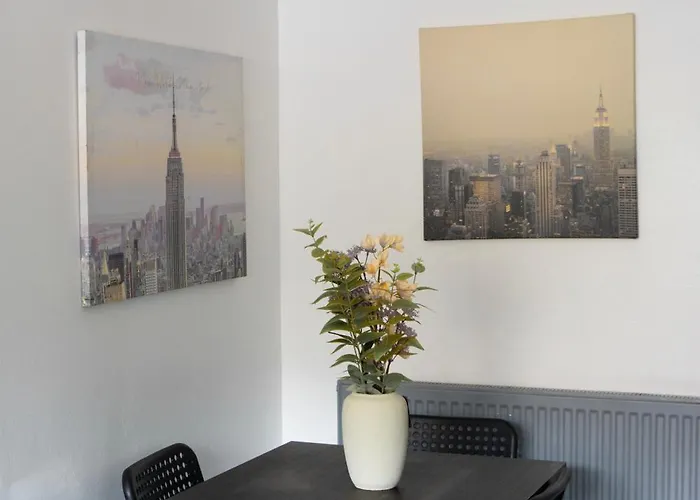 Well-equipped 4 Bedroom House Close To Centre Holiday home Leeds (West Yorkshire)