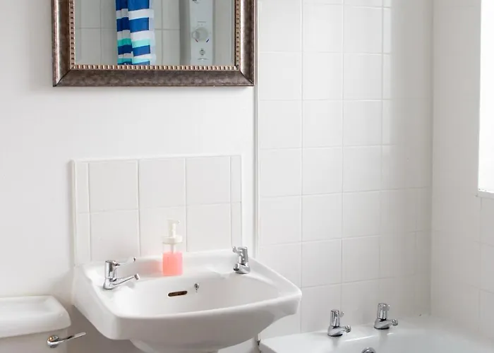 Well-equipped 4 Bedroom House Close To Centre Holiday home Leeds (West Yorkshire)