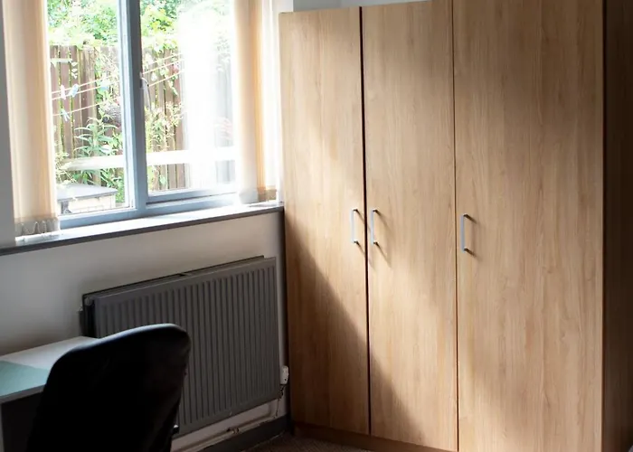 Well-equipped 4 Bedroom House Close To Centre Leeds (West Yorkshire)