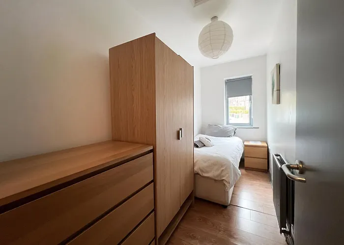 Well-equipped 4 Bedroom House Close To Centre