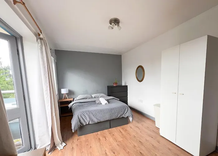 Holiday home Well-equipped 4 Bedroom House Close To Centre *