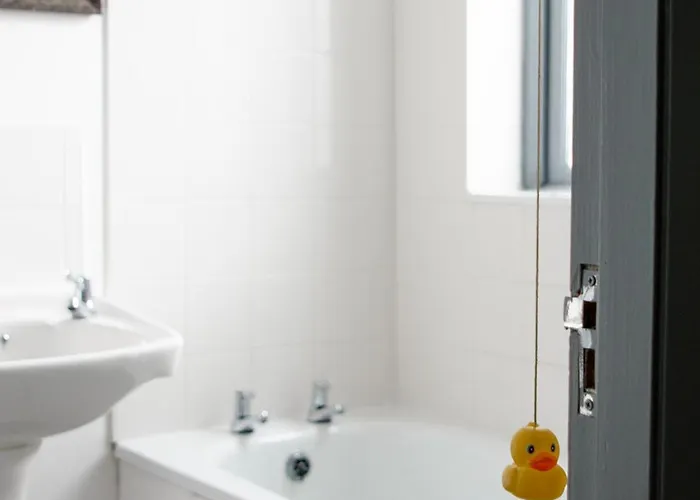 Well-equipped 4 Bedroom House Close To Centre