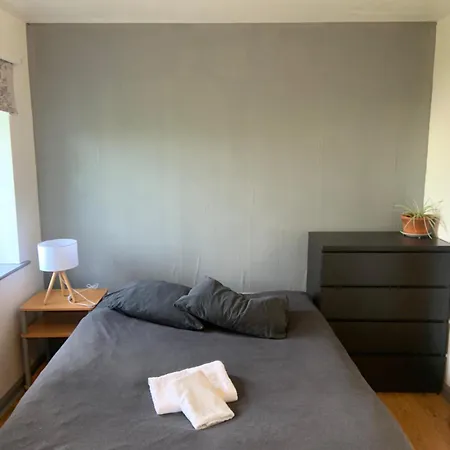 Well-equipped 4 Bedroom House Close To Centre بيت للعطل