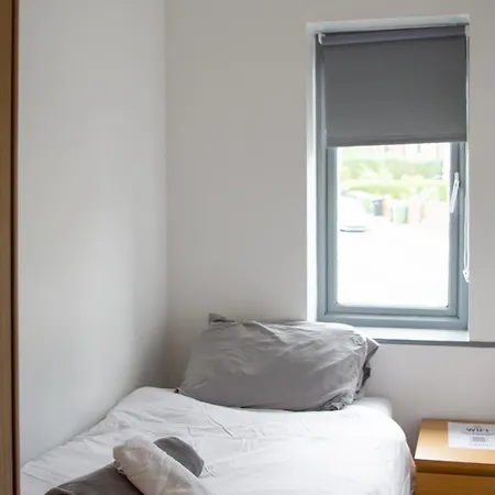 Well-equipped 4 Bedroom House Close To Centre بيت للعطل