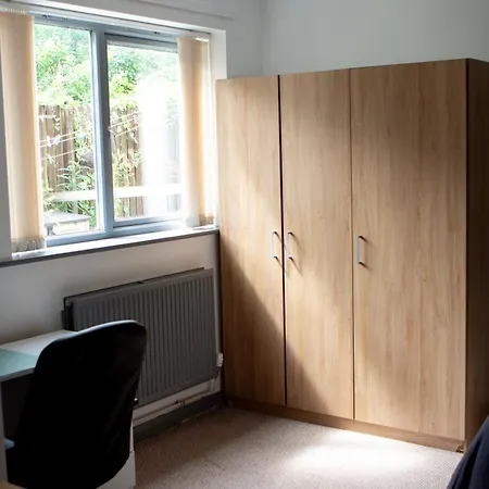 Well-equipped 4 Bedroom House Close To Centre ليدز