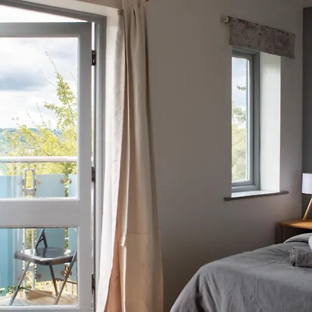 Well-equipped 4 Bedroom House Close To Centre بيت للعطل *