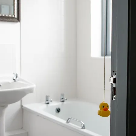 Well-equipped 4 Bedroom House Close To Centre