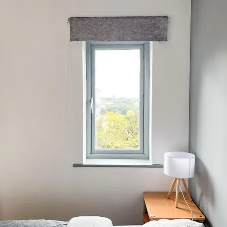 Well-equipped 4 Bedroom House Close To Centre بيت للعطل *