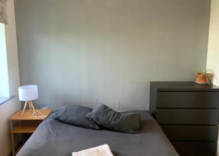 Well-equipped 4 Bedroom House Close To Centre Будинок відпочинку