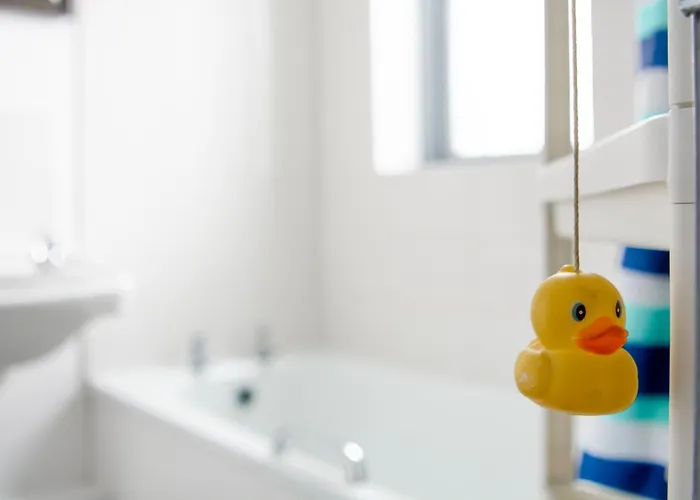 Well-equipped 4 Bedroom House Close To Centre * Лідс