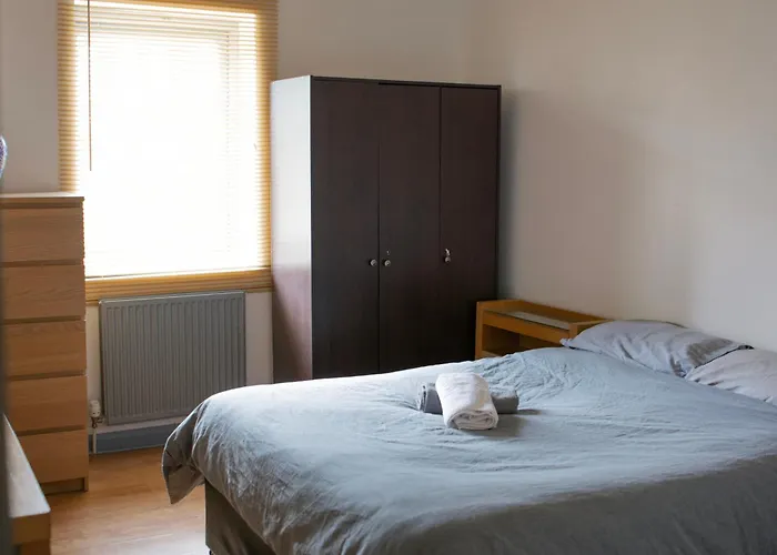 Well-equipped 4 Bedroom House Close To Centre * Лідс