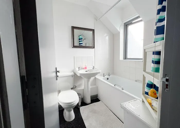 Well-equipped 4 Bedroom House Close To Centre * Лідс