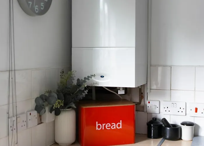 Well-equipped 4 Bedroom House Close To Centre