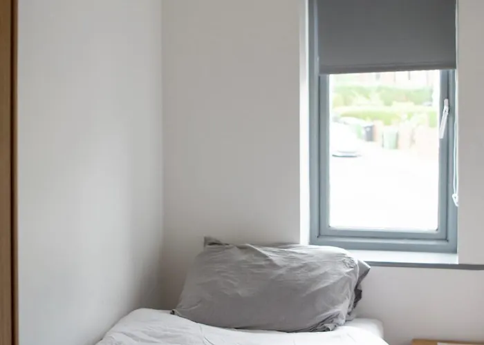 Well-equipped 4 Bedroom House Close To Centre Будинок відпочинку