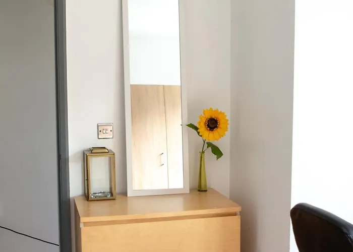 Будинок відпочинку Well-equipped 4 Bedroom House Close To Centre *