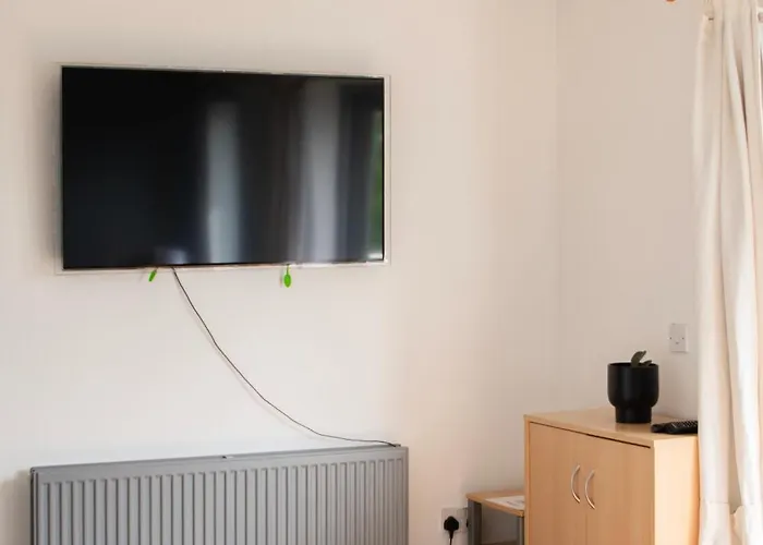 Well-equipped 4 Bedroom House Close To Centre *