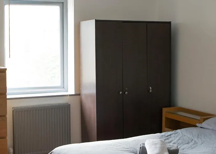 Well-equipped 4 Bedroom House Close To Centre * Лідс