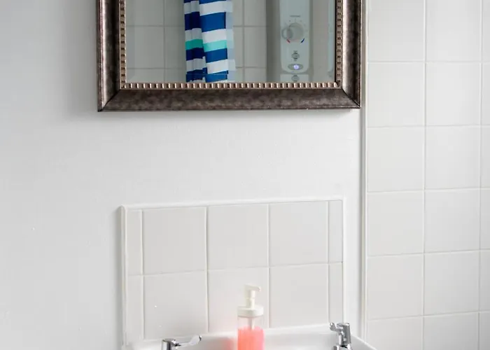 Будинок відпочинку Well-equipped 4 Bedroom House Close To Centre