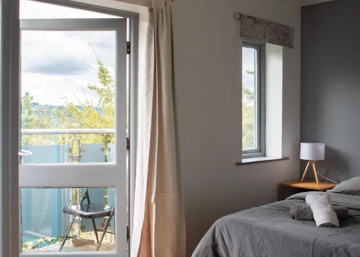 Well-equipped 4 Bedroom House Close To Centre Будинок відпочинку *