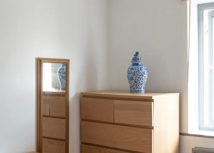 Будинок відпочинку Well-equipped 4 Bedroom House Close To Centre