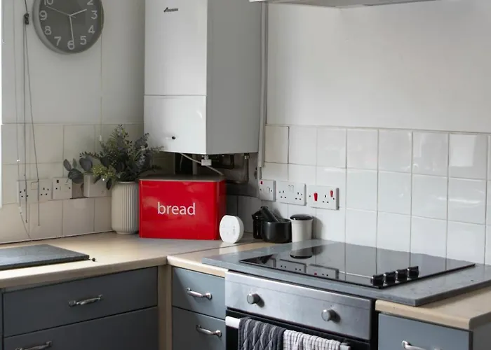 Well-equipped 4 Bedroom House Close To Centre *