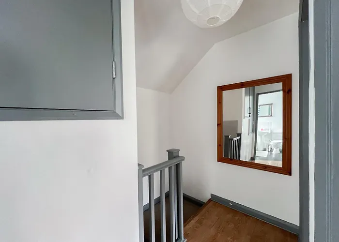 Well-equipped 4 Bedroom House Close To Centre Будинок відпочинку Лідс