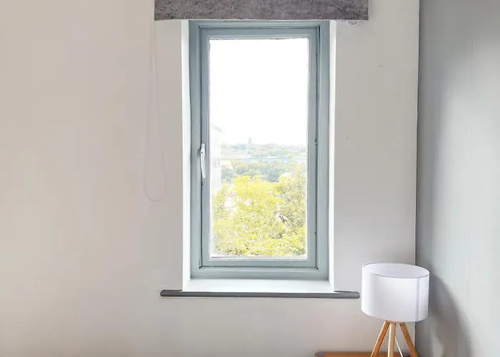 Well-equipped 4 Bedroom House Close To Centre Будинок відпочинку *